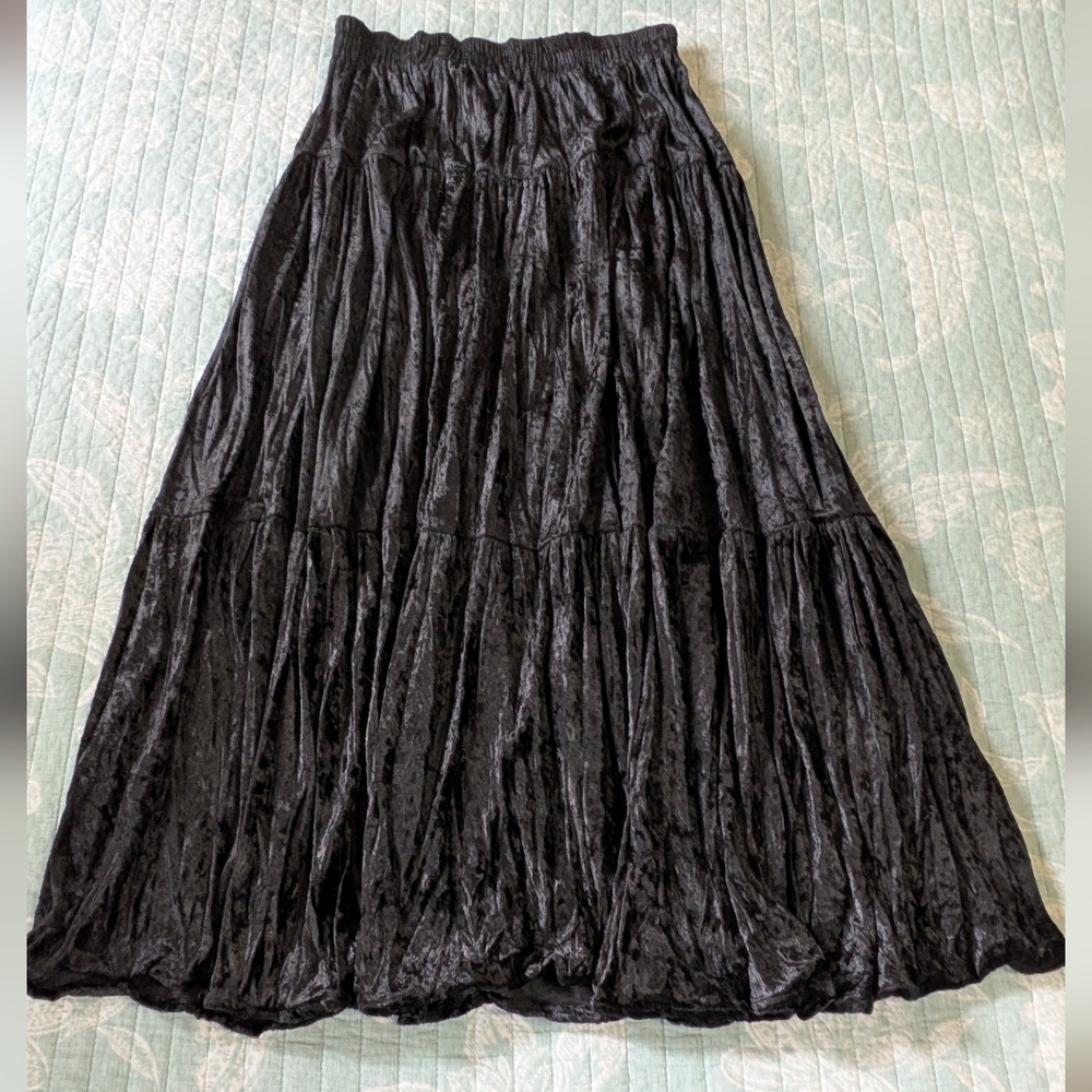 Clio Shimmering Black Crushed Velvet Maxi Skirt. Size M.